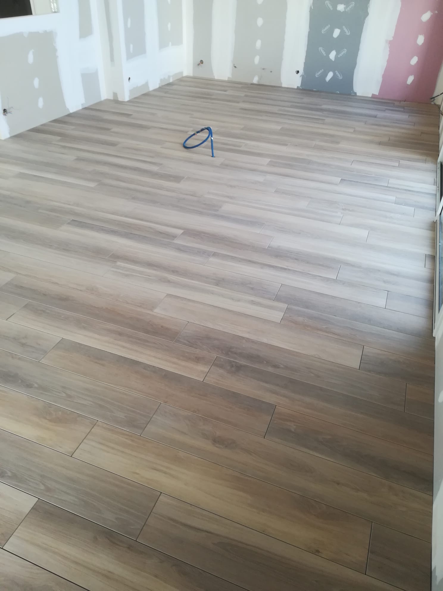 Pose d'un carrelage imitation parquet Brain-sur-l'Authion
